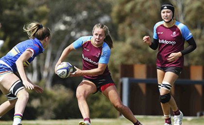 Uq-7s-player-Pleuni-Kievet-passing-the-ball-on-the-rugby-field